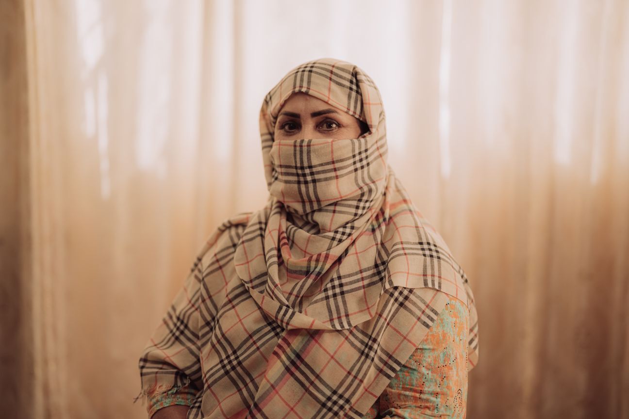 Afganistani naine kannab pearätti.