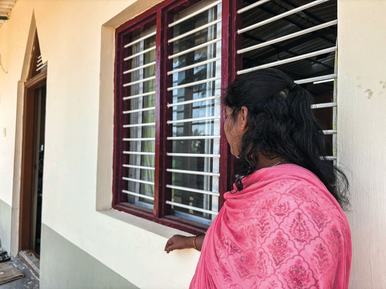 Naine vaatab aknast välja.