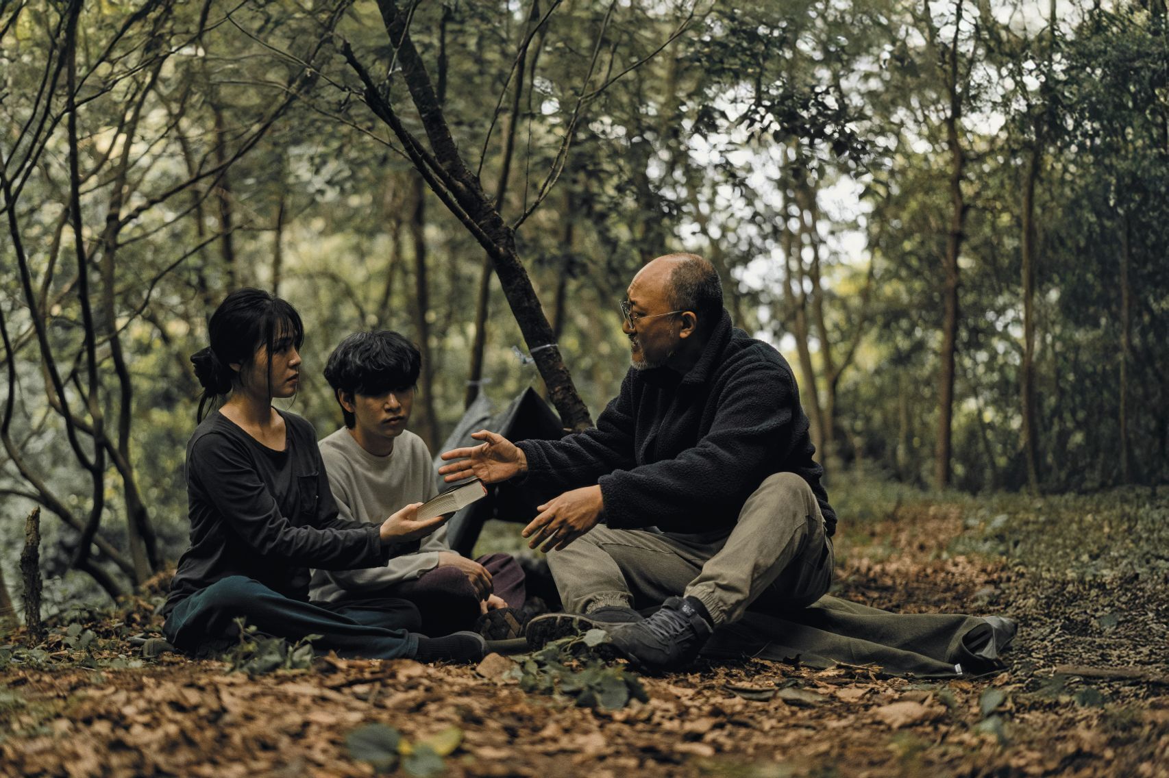 Noored kuulavad metsas evangelisti. Illustratsioon, mis kujutab tagakiusatud kristlaste salajast kogunemist.