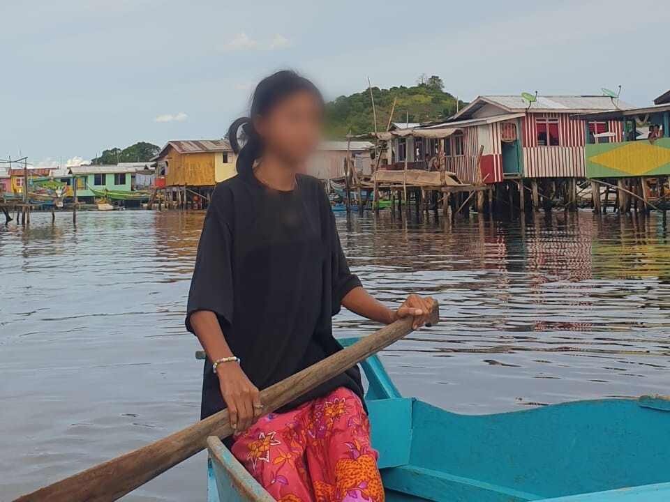 Sheila naabrid pilkavad teda ja tõrjuvad ta välja