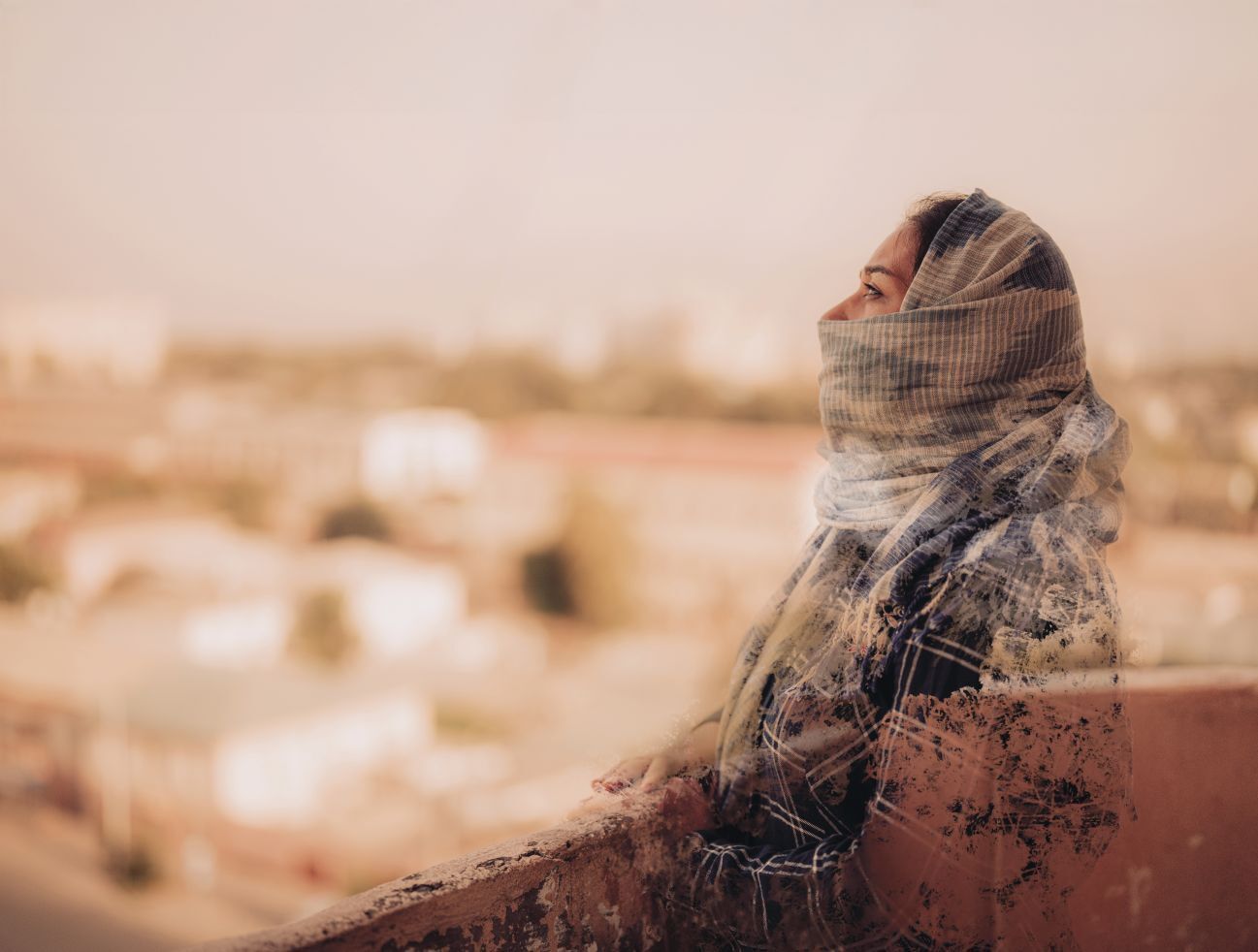 Ariana seisab rõdul ja vaatab eemale. Osa tema kehast on kustutatud.