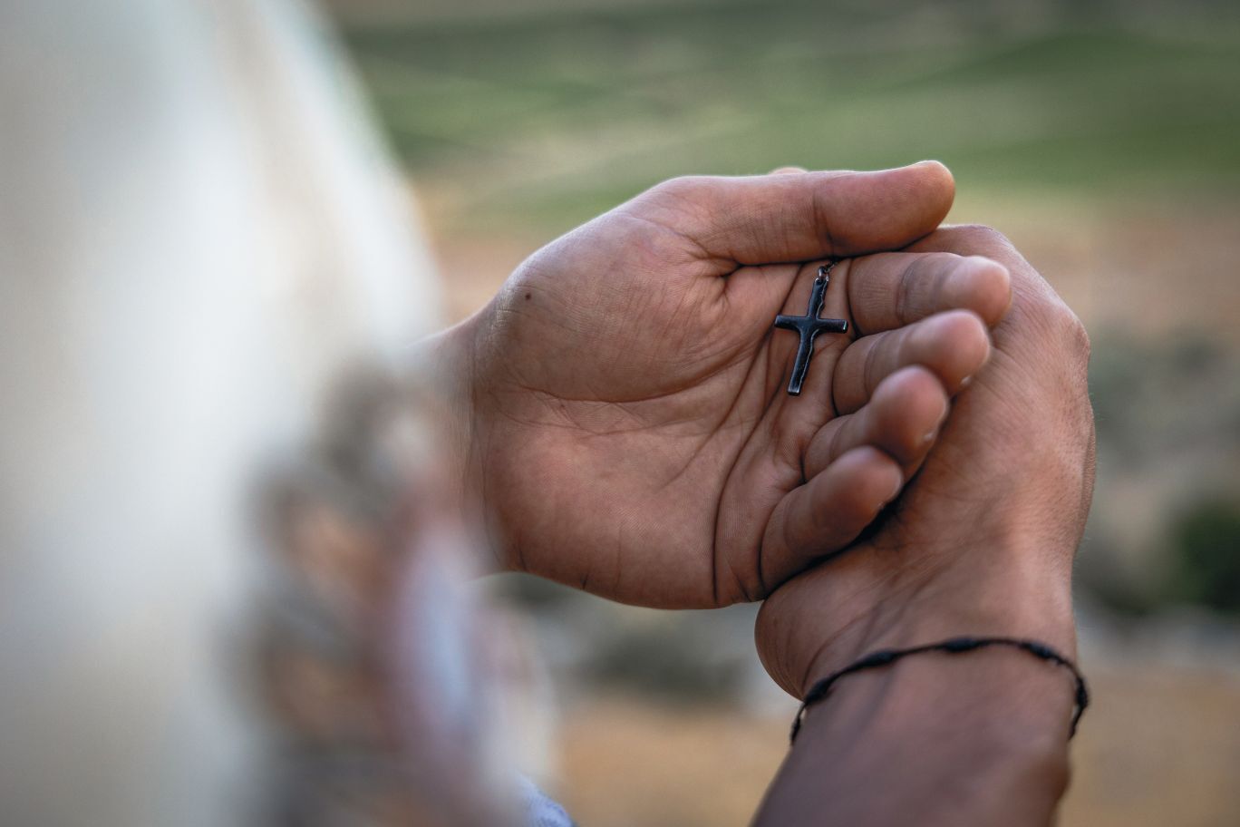 Väike rist peopesadel.